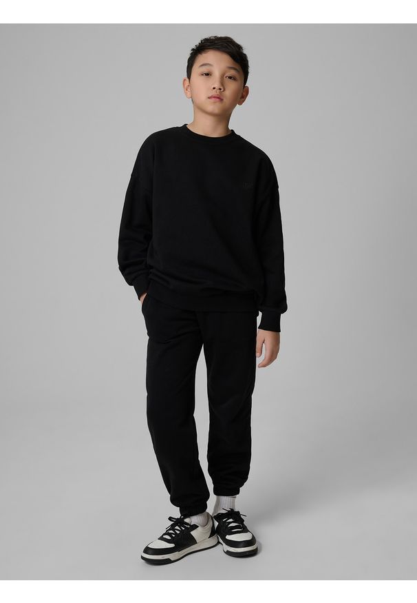 4f - 4F Komplet dresowy chłopięcy - czarny 122/128 (6-8 lat). Okazja: na co dzień, na uczelnię, do domu. Typ kołnierza: bez kaptura. Kolor: czarny. Materiał: dresówka. Sezon: lato. Styl: casual