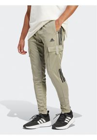 Adidas - adidas Spodnie dresowe Tiro Cargo IS1543 Zielony Regular Fit. Kolor: zielony. Materiał: syntetyk