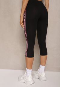 Renee - Czarno-Fuksjowe Legginsy Capri Low Waist z Bawełny Zdobione Lampasami Paseria. Okazja: na co dzień. Kolor: czarny. Materiał: bawełna. Wzór: aplikacja. Styl: sportowy, casual #3