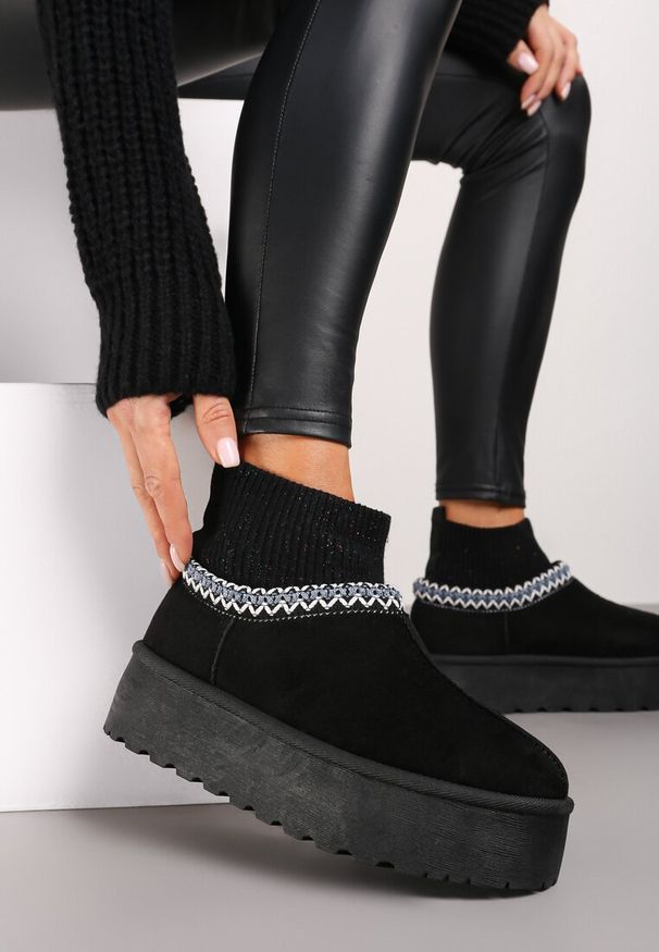 Born2be - Czarne Śniegowce na Grubej Podeszwie ze Skarpetową Cholewką i Metaliczną Nicią Sinelora. Okazja: na co dzień. Kolor: czarny. Materiał: jeans, puch, wełna. Szerokość cholewki: normalna. Sezon: zima. Obcas: na koturnie. Styl: casual