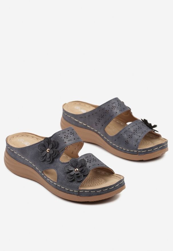 Born2be - Niebieskie Klapki na Koturnie z Ozdobnymi Kwiatkami 3D Reittrae. Okazja: na spacer. Kolor: niebieski. Materiał: jeans. Wzór: kwiaty. Sezon: lato, wiosna. Obcas: na koturnie