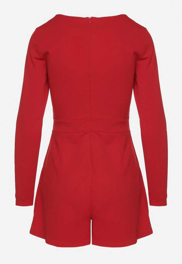 Born2be - Czerwony Kombinezon z Wiskozą z Dekoltem w Serek i Zakładkami Adivina. Okazja: na co dzień. Kolor: czerwony. Materiał: wiskoza. Długość rękawa: długi rękaw. Długość: krótkie. Styl: elegancki, casual