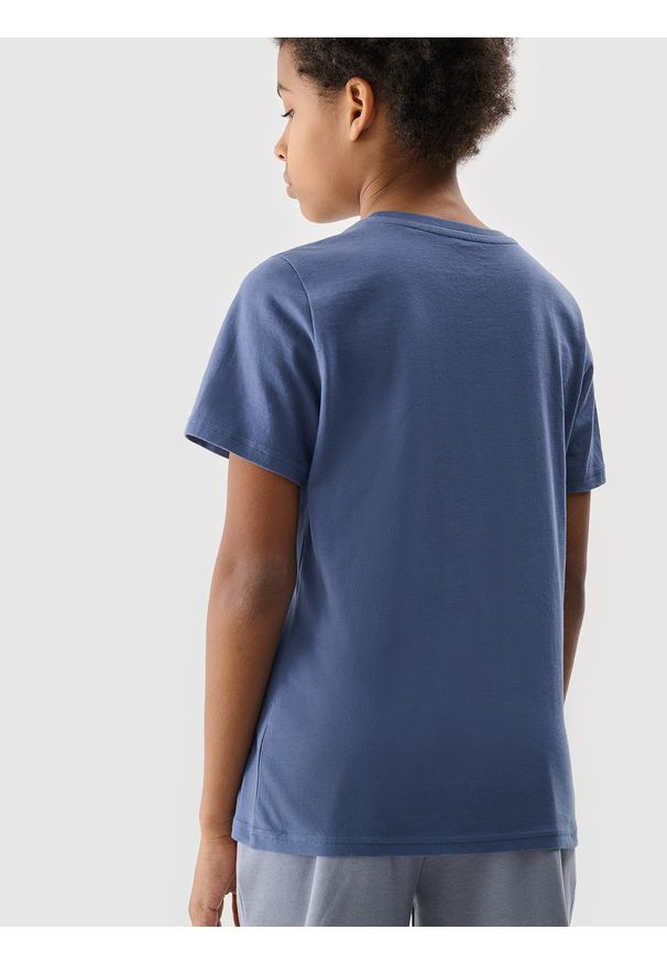 4f - 4F T-shirt z nadrukiem chłopięcy - niebieski 122 (6-7 lat). Okazja: na co dzień. Kolor: niebieski. Materiał: bawełna, jersey, dzianina. Długość rękawa: krótki rękaw. Długość: krótkie. Wzór: nadruk. Sezon: lato. Styl: sportowy, klasyczny, casual, street
