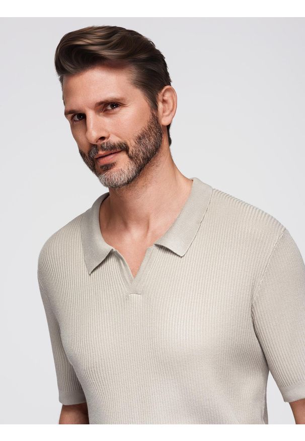 Ombre Clothing - Koszulka męska polo bez guzików z otwartym kołnierzykiem – jasnoszara V3. Typ kołnierza: polo. Kolor: szary. Materiał: prążkowany, elastan, dzianina, nylon, wiskoza. Styl: elegancki, klasyczny