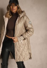 Renee - Ciemnobeżowa Casualowa Kurtka z Kapturem i Pikowanymi Przeszyciami Emmize. Okazja: na co dzień. Typ kołnierza: kaptur. Kolor: beżowy. Materiał: jeans. Styl: casual