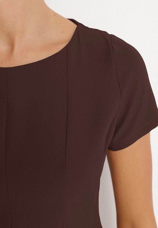 Born2be - Brązowa Rozkloszowana Sukienka z Krótkim Rękawem i Ozdobnymi Przeszyciami Meporea. Okazja: na co dzień. Kolor: brązowy. Długość rękawa: krótki rękaw. Styl: casual, elegancki, klasyczny