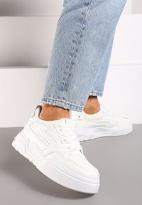 Renee - Białe Sneakersy z Przeszyciami i Grubą Podeszwą Berinela. Nosek buta: okrągły. Zapięcie: sznurówki. Kolor: biały. Materiał: jeans, materiał. Obcas: na obcasie. Wysokość obcasa: niski #2