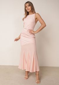 Born2be - Różowa Elegancka Sukienka z Łączonych Materiałów z Odkrytymi Plecami i Falbankami Kalice. Okazja: na randkę, na wesele, na imprezę, na ślub cywilny. Typ kołnierza: kołnierz z falbankami. Kolor: różowy. Materiał: materiał. Długość rękawa: na ramiączkach. Wzór: aplikacja. Typ sukienki: proste. Styl: elegancki #1