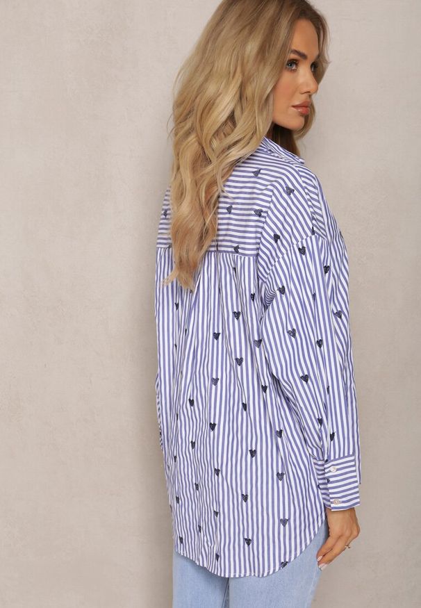 Renee - Granatowa Bawełniana Koszula Ozdobiona Wzorem w Cienkie Paski i Serduszka Vatille. Kolor: niebieski. Materiał: bawełna. Wzór: aplikacja, paski