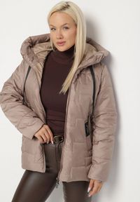 Born2be - Ciemnobeżowa Pikowana Kurtka z Kapturem i Ozdobnymi Suwakami Tulirisa. Okazja: na co dzień. Typ kołnierza: kaptur. Kolekcja: plus size. Kolor: beżowy. Materiał: jeans. Styl: sportowy, casual #3