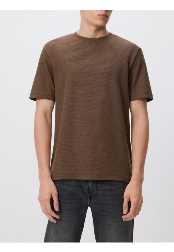 Reserved - Strukturalny t-shirt comfort fit - ciemnobrązowy. Kolor: brązowy. Materiał: bawełna, dzianina