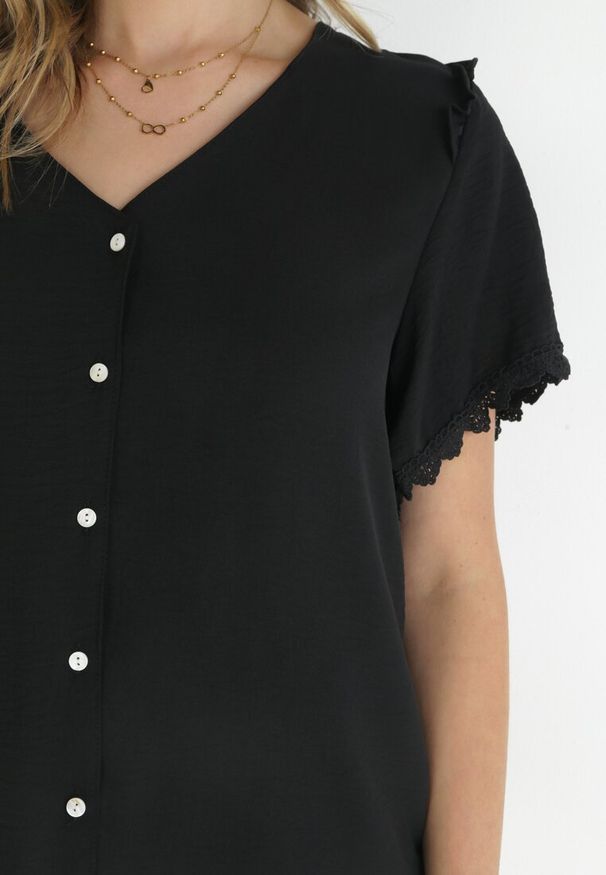 Born2be - Czarna Koszula z Koronką i Trójkątnym Dekoltem Kieratia. Kolor: czarny. Materiał: koronka. Wzór: koronka