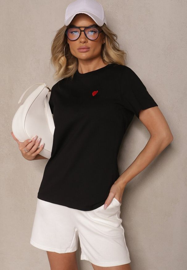 Renee - Czarny Bawełniany T-shirt z Ozdobną Naszywką w Kształcie Serca Viklara. Okazja: na co dzień. Kolor: czarny. Materiał: bawełna. Wzór: aplikacja. Styl: klasyczny, casual