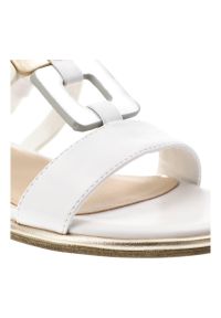Białe Sandały Marco Tozzi Eleganckie Buty Damskie. Okazja: na co dzień, na spacer. Kolor: biały. Materiał: skóra. Wzór: geometria, aplikacja. Sezon: lato. Obcas: na obcasie. Styl: elegancki. Wysokość obcasa: średni #3