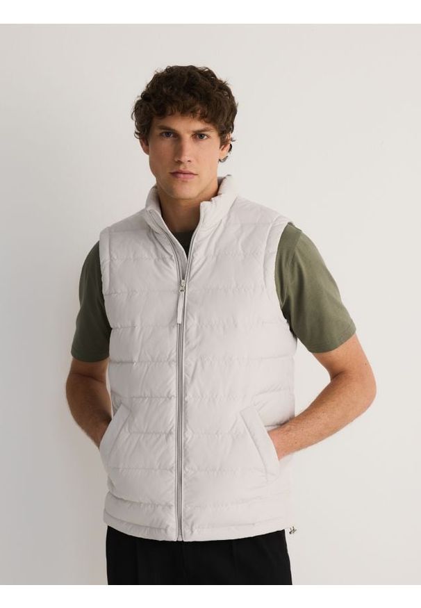 Reserved - Pikowana kamizelka z naturalnym puchem - beżowy. Kolor: beżowy. Materiał: puch