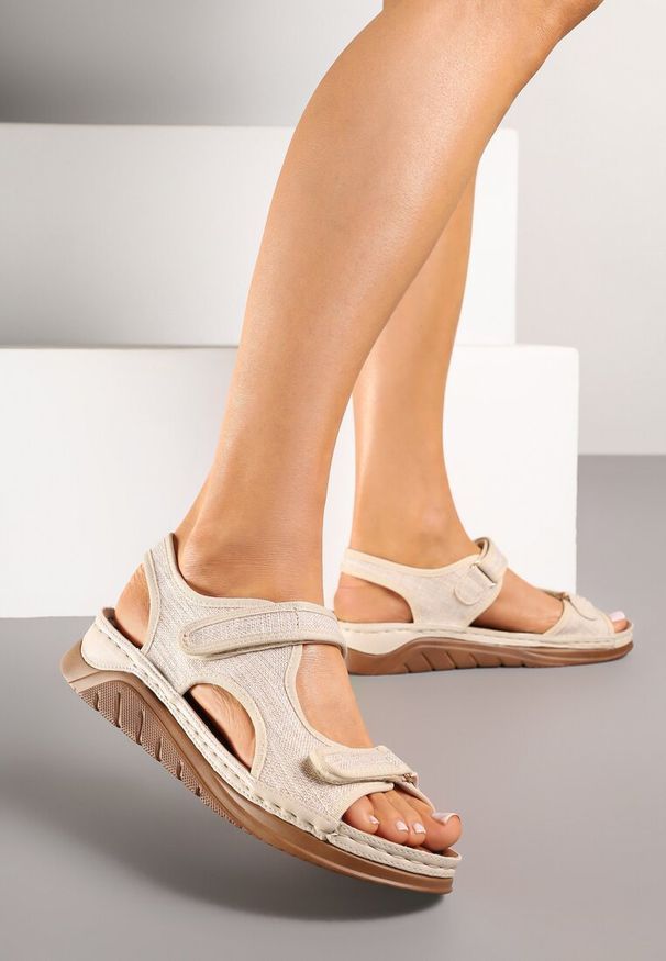 Born2be - Beżowe Sandały Vices z Tweedową Cholewką Saramine. Okazja: na spotkanie biznesowe, do pracy, na co dzień. Zapięcie: rzepy. Kolor: beżowy. Sezon: lato. Styl: elegancki, casual, klasyczny, biznesowy