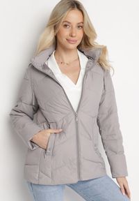 Born2be - Jasnoszara Kurtka z Pikowanymi Przeszyciami i Odpinanym Kapturem Felanwen. Okazja: na co dzień. Kolor: szary. Materiał: jeans. Styl: casual, elegancki, sportowy #3