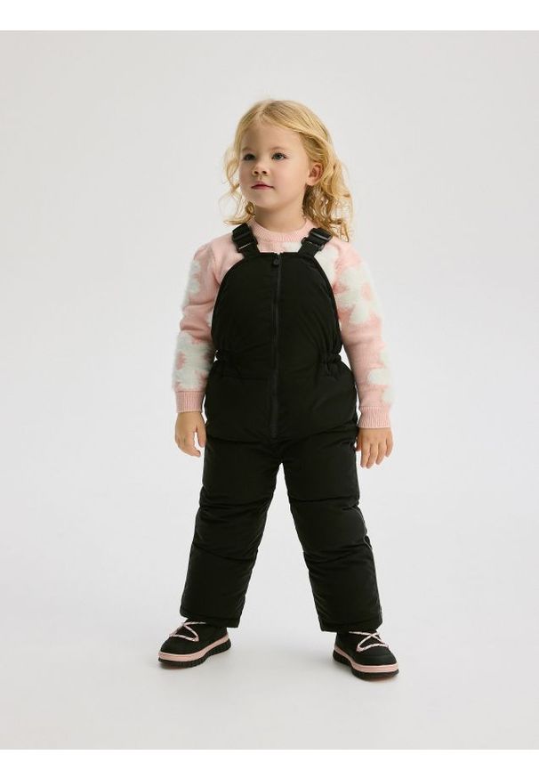 Reserved - Ocieplane spodnie na szelkach - czarny. Kolor: czarny. Materiał: tkanina