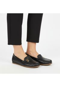 Mokasyny damskie Armodo, cholewka ze skóry naturalnej gładkiej klasyczna wsuwana konstrukcja z delikatnym przeszyciem z przodu subtelny metalowy deta. Kolor: czarny. Materiał: skóra. Szerokość cholewki: normalna. Wzór: gładki. Styl: klasyczny #1