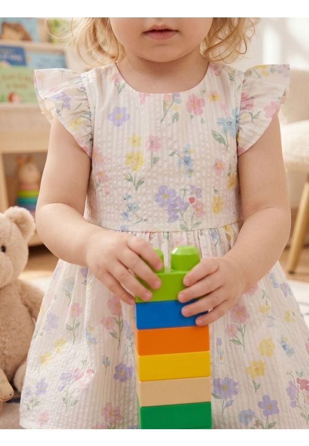 Sinsay - Bawełniana sukienka w kwiatowy wzór z falbanowymi rękawkami - kremowy. Kolor: kremowy. Materiał: bawełna. Wzór: kwiaty