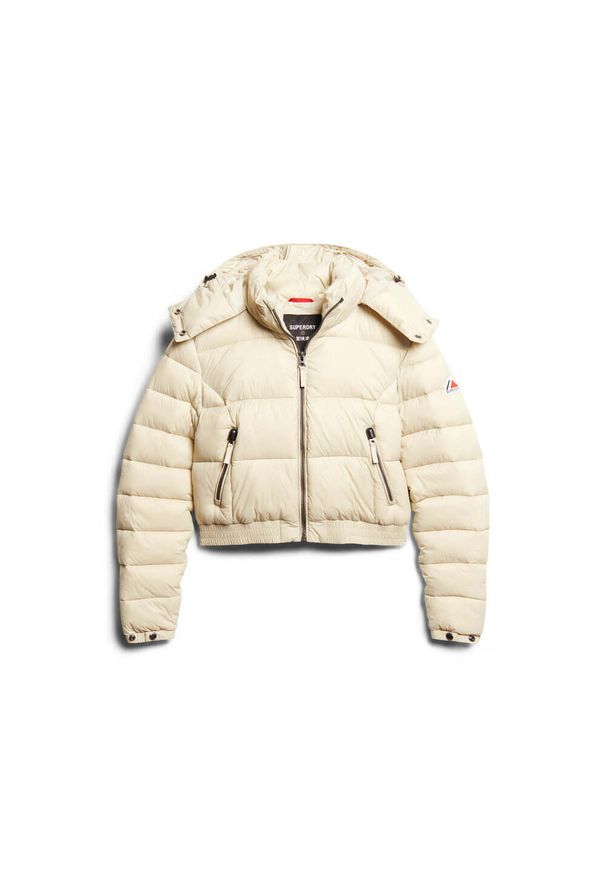 Damska krótka kurtka z kapturem Superdry Fuji. Typ kołnierza: kaptur. Kolor: beżowy. Materiał: puch. Długość rękawa: długi rękaw. Długość: krótkie