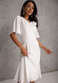 Renee - Biała Zwiewna Sukienka Wieczorowa VICES z Aplikacją 3D w Kształcie Kwiatu Themira. Typ kołnierza: dekolt w kształcie V. Kolor: biały. Wzór: aplikacja, kwiaty. Styl: wizytowy #1