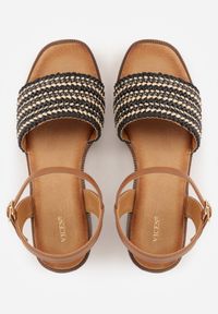 Renee - Czarne Plecione Sandały VICES na Słupku Stylizowanym na Drewniany Chasine. Nosek buta: otwarty. Zapięcie: sprzączka. Kolor: czarny. Materiał: zamsz, skóra. Sezon: lato. Obcas: na słupku. Wysokość obcasa: średni #8