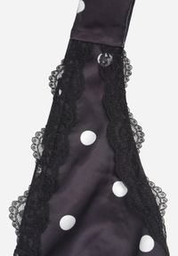Renee - Czarna Sukienka z Satynowej Tkaniny w Groszki z Koronką i Wiązaniem Halter Uriesa. Okazja: na randkę. Typ kołnierza: dekolt halter. Kolor: czarny. Materiał: tkanina, satyna, koronka. Wzór: grochy, koronka. Typ sukienki: proste. Styl: retro, glamour. Długość: mini #3