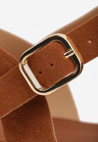 Born2be - Brązowe Sandały Gladiatorki z Imitacji Nubuku z Klamerką Belenatia. Zapięcie: pasek. Kolor: brązowy. Materiał: nubuk. Sezon: lato. Styl: klasyczny #6