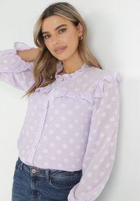 Born2be - Fioletowa Koszula z Falbankami i Powlekanymi Guzikami Jaydalynn. Typ kołnierza: kołnierz z falbankami. Kolor: fioletowy. Materiał: tkanina #5