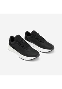 Decathlon - Buty sportowe męskie Essential Icon. Kolor: czarny, biały, wielokolorowy. Materiał: syntetyk, kauczuk. Szerokość cholewki: normalna. Sport: fitness