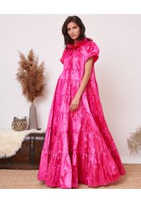 BY CABO - Rozkloszowana sukienka maxi SAINT TROPEZ. Kolor: różowy, wielokolorowy, fioletowy. Materiał: bawełna, materiał. Wzór: aplikacja. Typ sukienki: rozkloszowane. Długość: maxi #6