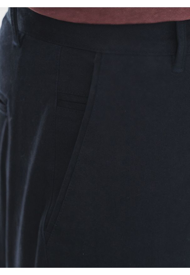 Pako Lorente - PAKO LORENTE – Gładkie spodnie męskie w kolorze granatowym. Kolor: niebieski. Materiał: bawełna, elastan. Wzór: gładki. Styl: klasyczny