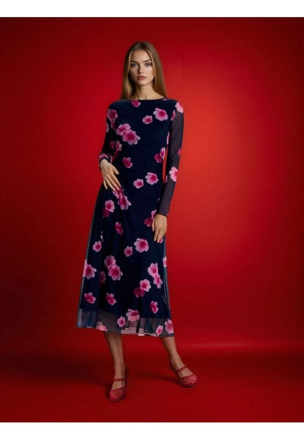 Sinsay - Sukienka maxi z dekoltem na plecach w kwiaty - wielobarwny. Wzór: kwiaty. Długość: maxi