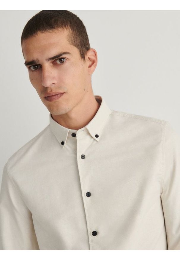 Reserved - Koszula slim fit - beżowy. Kolor: beżowy. Materiał: tkanina, bawełna