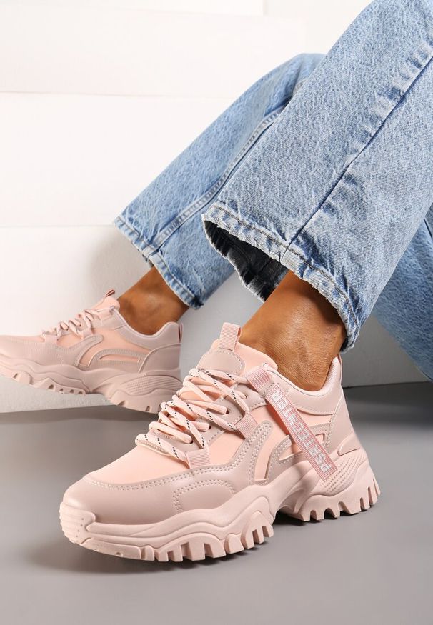 Born2be - Różowe Sneakersy z Tłoczoną Podeszwą Ozdobione Tasiemką z Napisem Hecattes. Kolor: różowy. Wzór: napisy, aplikacja. Sezon: jesień, wiosna