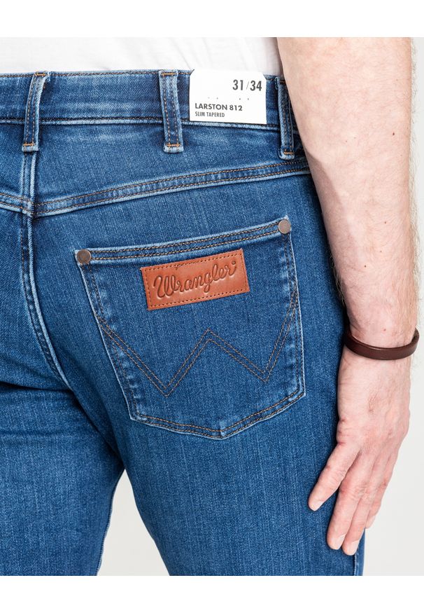 Wrangler - MESKIE SPODNIE WRANGLER LARSTON DANDELION SUMMER 112362458. Sezon: lato, wiosna. Styl: klasyczny