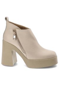 Beżowe Botki Armodo Modne Buty Na Obcasie. Okazja: na co dzień. Zapięcie: zamek. Kolor: beżowy. Materiał: skóra. Obcas: na obcasie. Styl: casual, elegancki. Wysokość obcasa: średni