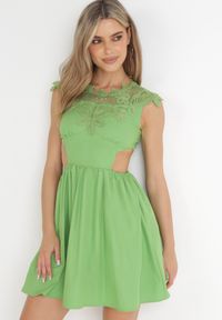 Born2be - Zielona Sukienka z Ozdobnym Dekoltem z Gumką i Wycięciem w Talii Alizisa. Okazja: na imprezę. Kolor: zielony. Styl: wakacyjny #1