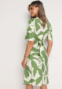 Born2be - Zielono-Biała Taliowana Sukienka z Marszczeniami i Paskiem w Talii Nellsaria. Okazja: na co dzień, na randkę. Kolor: zielony. Typ sukienki: proste. Styl: casual #3