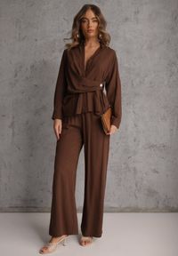 Renee - Brązowy Komplet z Wiskozy Spodnie Szerokie i Koszula z Ozdobnym Materiałem Airial. Kolor: brązowy. Materiał: wiskoza, materiał #1