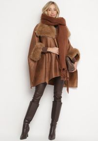 Born2be - Brązowy Płaszcz z Wiązaniem w Pasie i Futerkiem Ozdobiony Wycięciami po Bookach Sartellia. Kolor: brązowy. Materiał: futro. Długość rękawa: długi rękaw. Długość: długie. Wzór: aplikacja. Styl: wizytowy, klasyczny, elegancki #2