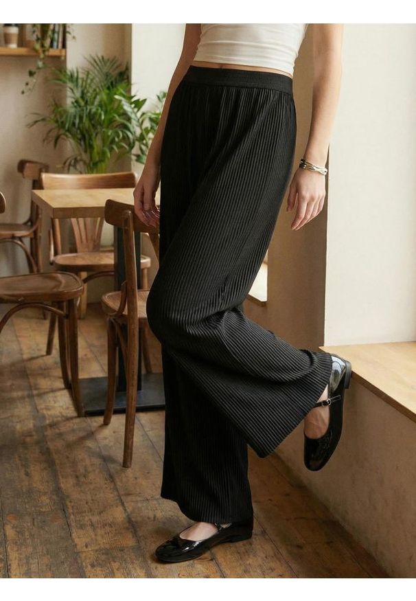 Sinsay - Prążkowane spodnie wide leg z gumką w pasie - czarny. Kolor: czarny. Materiał: prążkowany