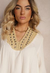 Renee - Beżowa Rozkloszowana Sukienka Mini Ozdobiona Plecionką Przy Dekolcie Rufta. Kolor: beżowy. Wzór: aplikacja. Sezon: lato. Typ sukienki: rozkloszowane. Styl: boho. Długość: mini #3