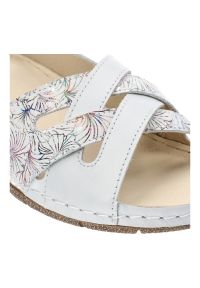 Srebrne Sandały Helios Modne Obuwie Damskie. Okazja: na spacer, na co dzień. Zapięcie: pasek. Kolor: srebrny. Materiał: skóra. Wzór: kwiaty. Sezon: lato. Styl: klasyczny, casual, elegancki #4