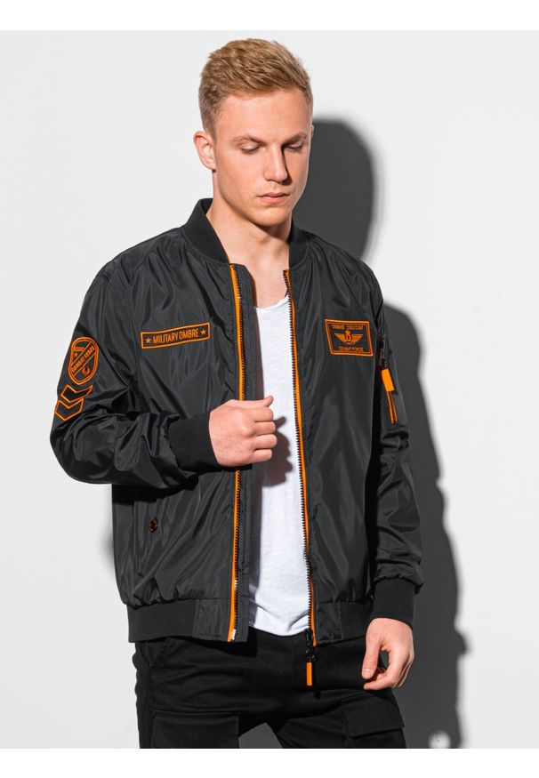 Czarna kurtka Ombre Clothing na wiosnę