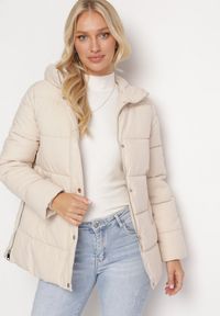 Born2be - Jasnobeżowa Kurtka Pikowana z Nieodpinanym Kapturem i Suwakami na Dole Nornals. Okazja: na co dzień. Kolor: beżowy. Materiał: jeans. Sezon: zima, jesień. Styl: klasyczny, casual #2