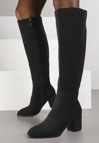 Renee - Czarne Kozaki Vices z Imitacji Zamszu na Niskim Obcasie Typu Słupek Ilovea. Okazja: na imprezę, na co dzień. Kolor: czarny. Materiał: zamsz. Obcas: na obcasie. Styl: casual. Wysokość obcasa: niski