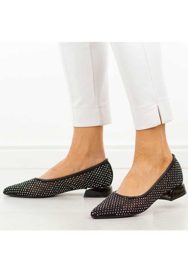 Czarne czółenka damskie na obacasie Vinceza 62294. Kolor: czarny. Materiał: skóra. Szerokość cholewki: normalna. Wzór: aplikacja. Sezon: wiosna, lato. Obcas: na obcasie. Styl: wizytowy, klasyczny, elegancki. Wysokość obcasa: średni