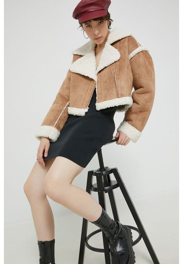 Abercrombie & Fitch kurtka damska kolor beżowy przejściowa. Kolor: beżowy. Materiał: materiał. Wzór: gładki. Styl: klasyczny